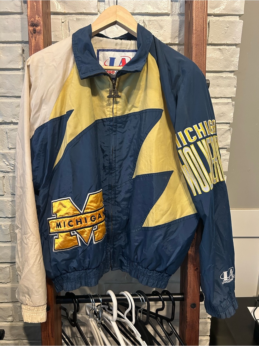 VTG 90s NCAA MICHIGAN WOLVERINES LOGO ATHLETIC SHARK TOOTH JACKET SIZE XL SPLASH